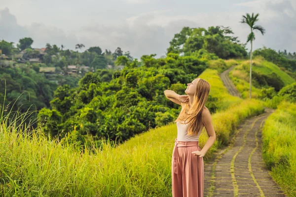 Młoda Kobieta Traveler Pozowanie Campuhan Ridge Walk Bali Indonezja — Zdjęcie stockowe