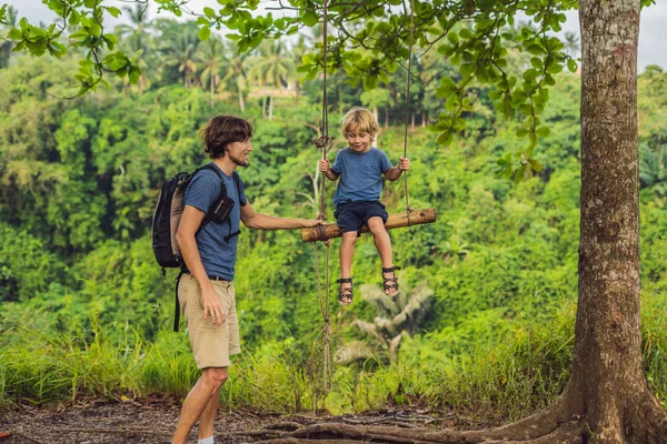 Pappa Står Nära Son Swing Campuhan Ridge Promenad Ubud Bali — Stockfoto