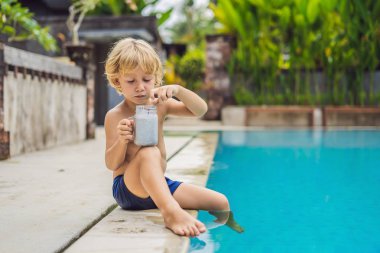 Küçük çocuk Chia puding sabah Otel havuz kenarında yemek.. 