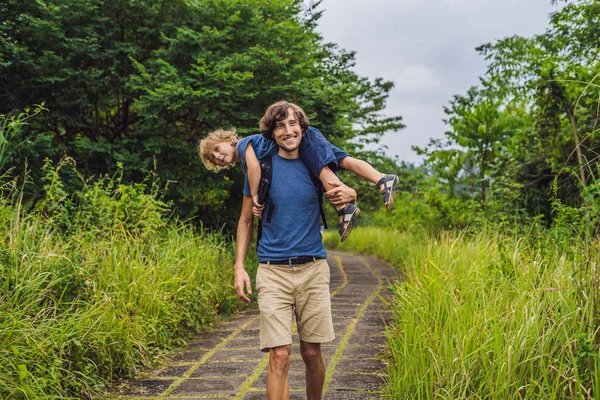 Otec Syn Turisté Pózuje Campuhan Ridge Walk Ubud Bali — Stock fotografie