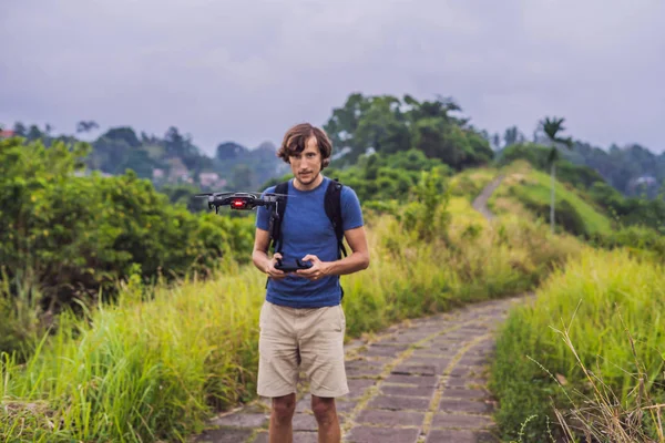 Joven Lanzando Dron Cielo Con Control Remoto Campo — Foto de Stock