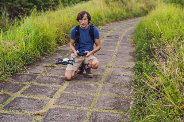 Fiatalember Indít Drone Égbe Mezőben Távirányítóval — Stock Fotó