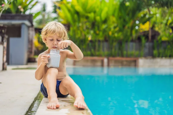 Niño Comiendo Pudín Chía Por Mañana Piscina Del Hotel — Foto de Stock