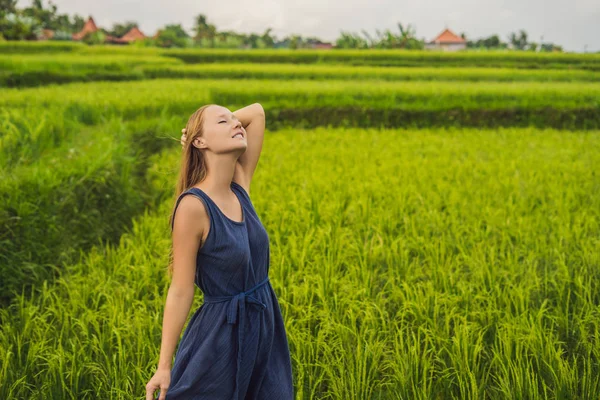 Młoda Kobieta Stwarzających Zielonej Kaskady Ryżu Pola Plantacji Bali Indonezja — Zdjęcie stockowe