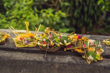 Bali dili hindu teklifleri canang taş masanın üstünde, Bali, Endonezya denir.