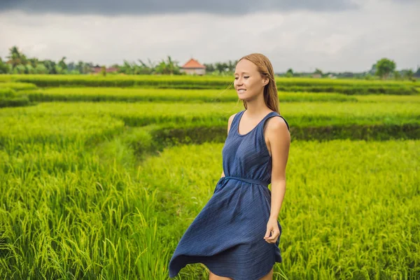 Junge Frau Posiert Auf Einer Grünen Kaskade Von Reisfeldern Bali — Stockfoto