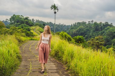 Campuhan Ridge yürümek, Ubud, Bali yürüyen genç bir kadın gezgin.