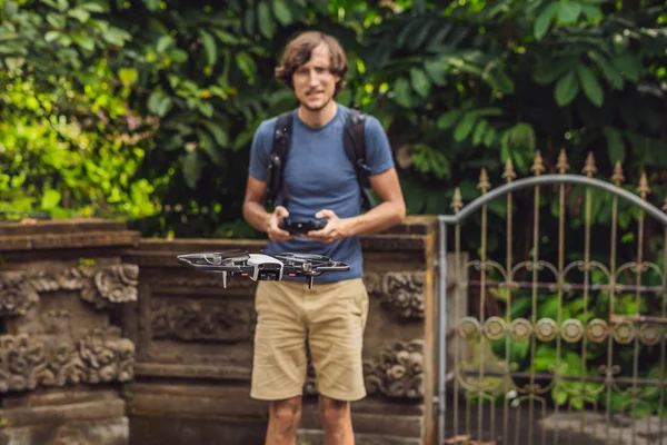 Fiatalember Indít Drone Égbe Távirányítóval — Stock Fotó
