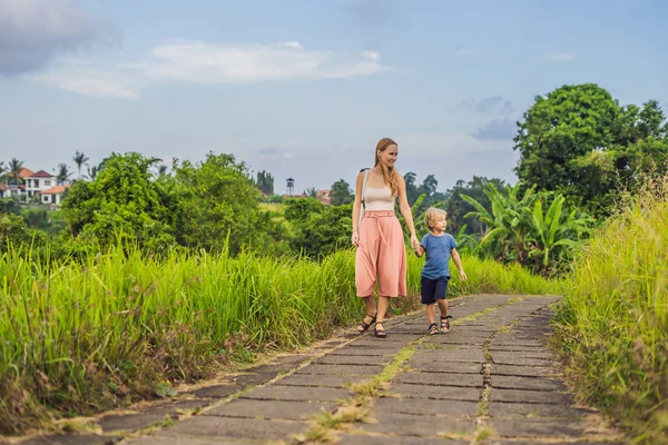 Maminka Syn Drželi Ruce Chůzi Campuhan Ridge Walk Bali — Stock fotografie