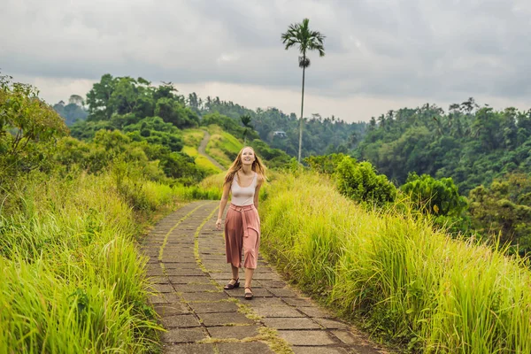 Молодая Женщина Путешественник Прогулка Кампухан Ридж Walk Убуд Бали — стоковое фото