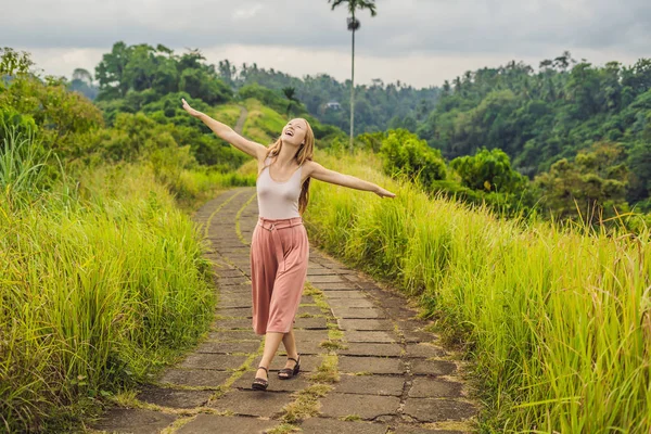 Młoda Kobieta Podróżnik Spaceru Campuhan Ridge Chodzić Otwartymi Rękami Bali — Zdjęcie stockowe