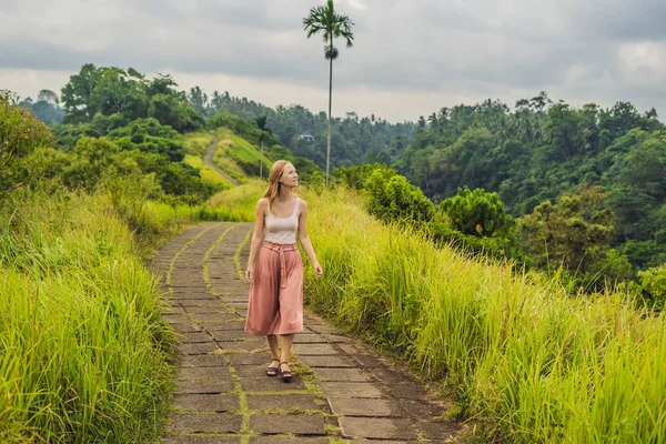 Νεαρή Γυναίκα Ταξιδιώτη Περπάτημα Campuhan Κορυφογραμμή Walk Ουμπούντ Μπαλί — Φωτογραφία Αρχείου