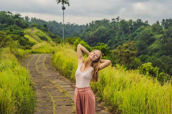 Mujer Joven Posando Con Los Brazos Elevados Detrás Cabeza Sonriendo — Foto de Stock