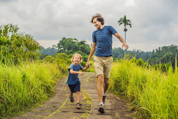 Πατέρας Και Γιος Τουρίστες Τρέχουν Στο Campuhan Κορυφογραμμή Walk Ουμπούντ — Φωτογραφία Αρχείου