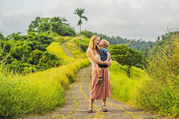 Мама Держит Сына Пока Мальчик Целует Campuhan Ridge Walk Бали — стоковое фото