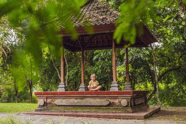 Meditasyon ve yoga geleneksel balinesse çardak içinde uygulamak küçük çocuk