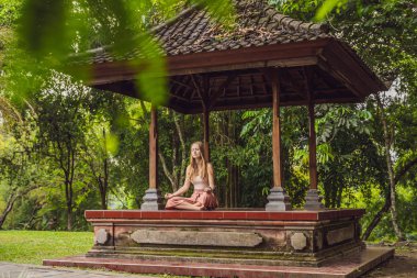 geleneksel balinesse çardak Yoga pratik kadın