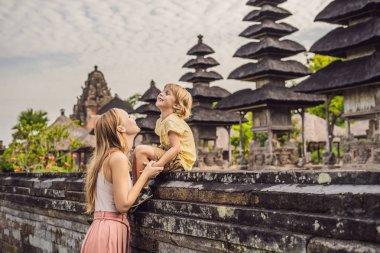 Anne ve oğlu turist Taman Ayun Tapınağı tarafından poz. Bali, Endonezya