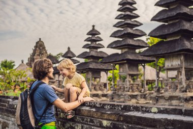 Baba ve oğul turist Taman Ayun Tapınağı tarafından poz. Bali, Endonezya