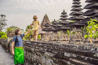 Baba ve oğul turist Taman Ayun Tapınağı tarafından poz. Bali, Endonezya