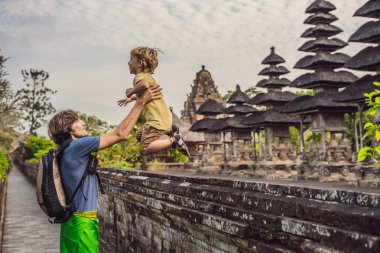 Baba ve oğul turist Taman Ayun Tapınağı tarafından poz. Bali, Endonezya