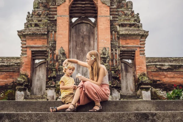 Madre Hijo Turistas Posando Las Escaleras Por Templo Taman Ayun — Foto de Stock