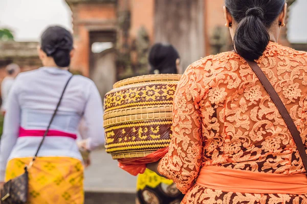Bali, Endonezya - 14 Mayıs 2018: Balili Kadın Pura Taman Ayun Tapınağı, Bali Endonezya'nda dini tören sırasında geleneksel giysiler içinde.