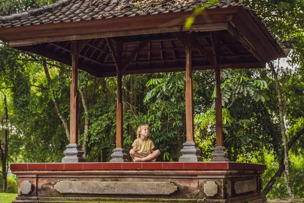 Menino Meditando Praticando Ioga Balinesse Gazebo Tradicional — Fotografia de Stock