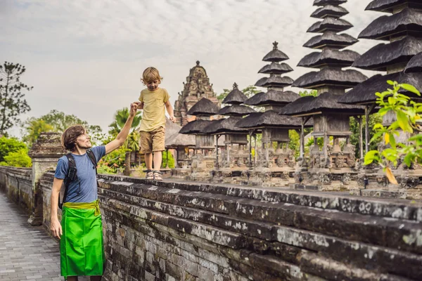 Baba ve oğul turist Taman Ayun Tapınağı tarafından poz. Bali, Endonezya