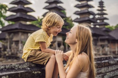 Anne ve oğlu turist Taman Ayun Tapınağı tarafından poz. Bali, Endonezya