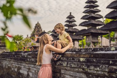 Anne ve oğlu turist Taman Ayun Tapınağı tarafından poz. Bali, Endonezya