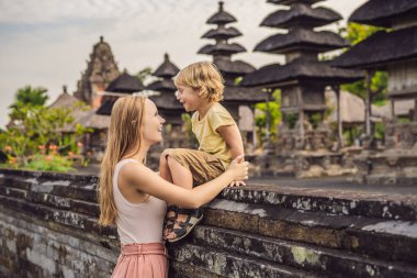 Anne ve oğlu turist Taman Ayun Tapınağı tarafından poz. Bali, Endonezya