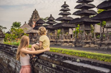 Anne ve oğlu turist Taman Ayun Tapınağı tarafından poz. Bali, Endonezya