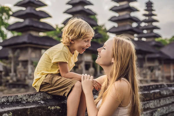 Moeder Zoon Toeristen Poseren Door Taman Ayun Tempel Bali Indonesië — Stockfoto