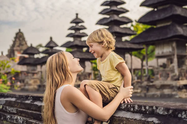 Anne ve oğlu turist Taman Ayun Tapınağı tarafından poz. Bali, Endonezya