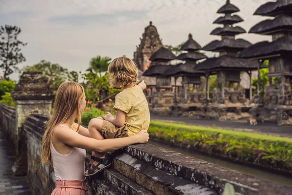 Moeder Zoon Toeristen Poseren Door Taman Ayun Tempel Bali Indonesië — Stockfoto