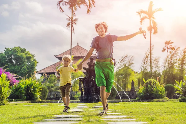 Vader Zoon Uitgevoerd Traditionele Balinese Hindoe Tempel Taman Ayun Mengwi — Stockfoto