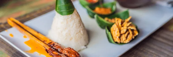 Hidangan Asia Tradisional Terdiri Dari Nasi Ikan Goreng Dengan Jamur — Stok Foto