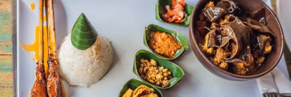 传统亚洲菜 包括米饭 蘑菇和各种酱汁 — 图库照片
