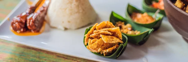 Hidangan Asia Tradisional Terdiri Dari Nasi Ikan Goreng Dengan Jamur — Stok Foto