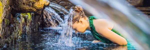 Genç kadın kutsal su bahar su akışı, Bali, Endonezya ile poz