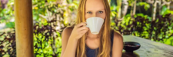 Młoda Kobieta Picia Luwak Kawa Długi Format — Zdjęcie stockowe