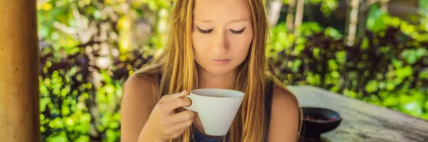 Młoda Kobieta Pozowanie Filiżankę Luwak Kawa Długi Format — Zdjęcie stockowe