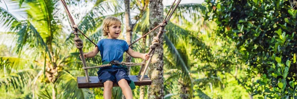 Мальчик Качелях Тропическом Лесу Пальмами Острове Бали Индонезия — стоковое фото
