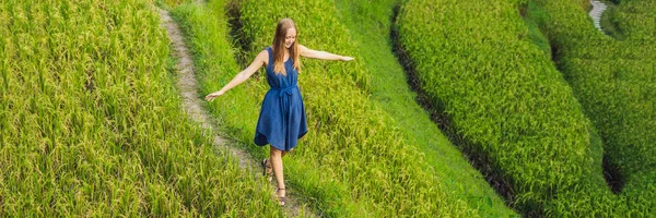 Giovane Donna Che Cammina Sulla Piantagione Riso Cascata Verde Tegalalang — Foto Stock