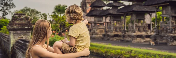 Mama Syn Turystów Stwarzające Przez Taman Ayun Świątyni Bali Indonezja — Zdjęcie stockowe
