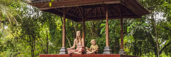 ママと息子 Balinesse 伝統的なガゼボでヨガの練習と瞑想 — ストック写真