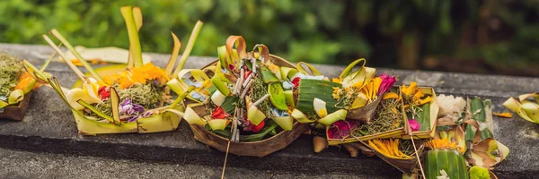 Ofrendas Hindúes Balinesas Llamadas Canang Mesa Piedra Bali Indonesia —  Fotos de Stock