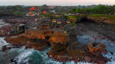 Bir çarpıcı Tanah çok tapınağın Bali Adası, Endonezya hava atış