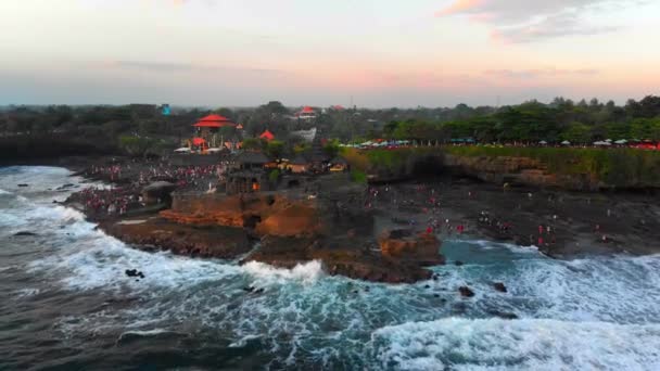 Luftaufnahme eines atemberaubenden Tanah-Lot-Tempels auf der Bali-Insel, Indonesien — Stockvideo